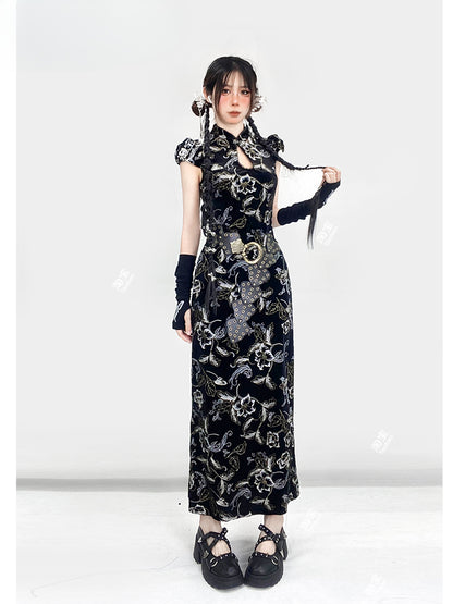 Schwarzes Qipao-Kleid aus Samt mit Blumenstickerei, Ausschnittdetail und Knotenknopf