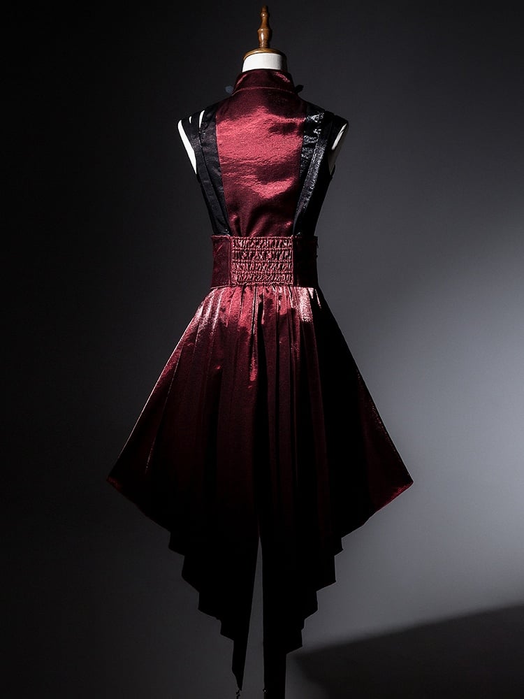 Rock mit Lolita-Korsettträgern, rotem Idol, hohem schwarzem Punk-Gürtel und kaskadierender Rüsche in der Taille