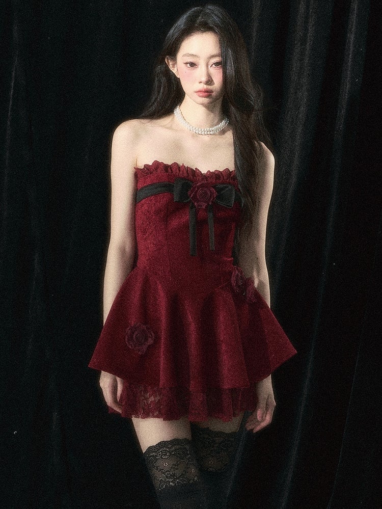 Weinrotes trägerloses Kleid mit Rosenverzierungen und Plüschschal-Set