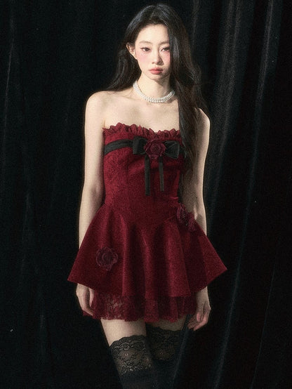 Weinrotes trägerloses Kleid mit Rosenverzierungen und Plüschschal-Set