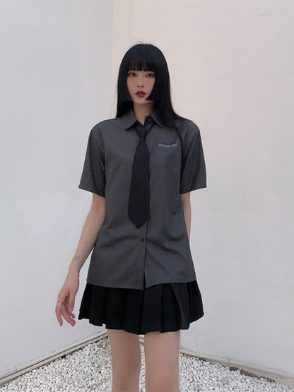 グレーのプレッピーJK制服シャツ（ネクタイ付き）