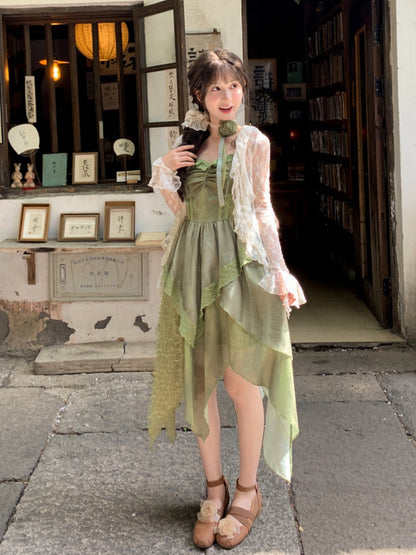 ベージュのカスケーディングフリルトリムレーストップス