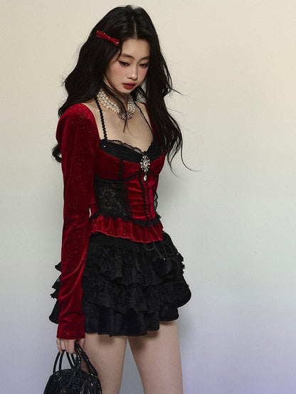 Mit roten Strasssteinen verziertes Neckholder-Top aus schimmerndem Samt