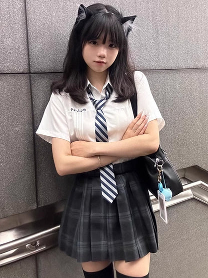 プレッピーなショート丈ディテールのホワイトプリーツバージョンスタイルスリーブカラーシャツ