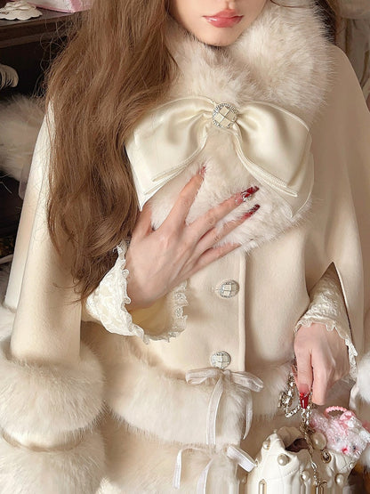 Umhang aus Kunstfleece, weiß, mit pelzbesetzten Schleifenakzenten, cremefarben