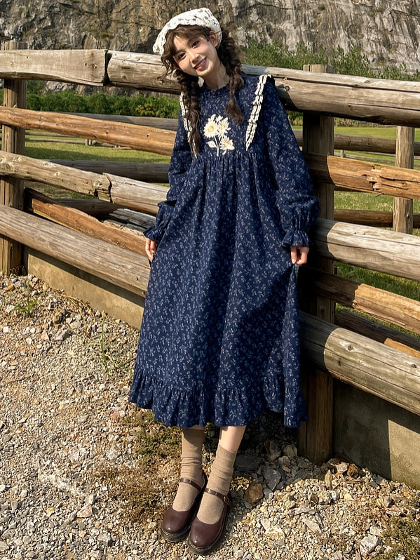 Dunkelblaues Mori Kei Blumenkleid mit Rüschenausschnitt und Blumenmuster