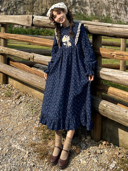 Dunkelblaues Mori Kei Blumenkleid mit Rüschenausschnitt und Blumenmuster