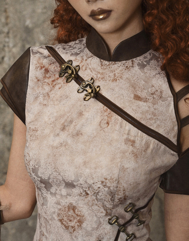 スチームパンクなアシンメトリースリーブのドラゴン刺繍ドレス