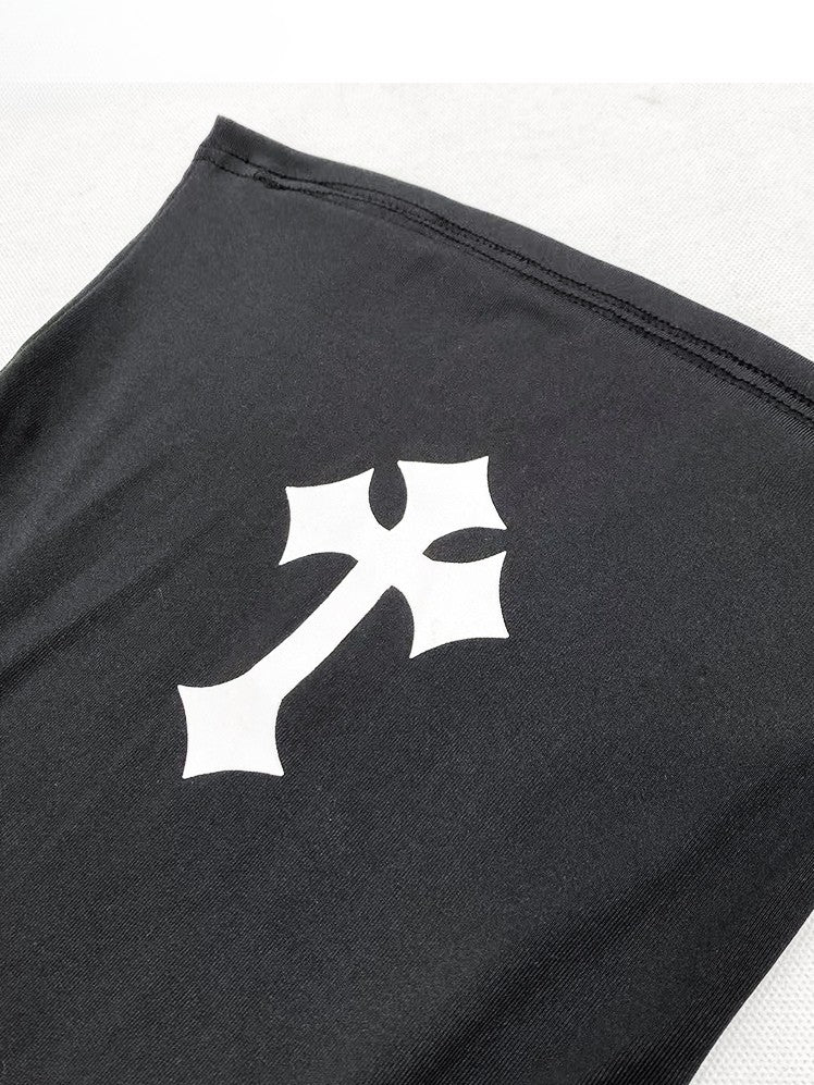 ほろ苦いクロップドクロスプリントの魅力的なストラップレスブラックバックトップレター