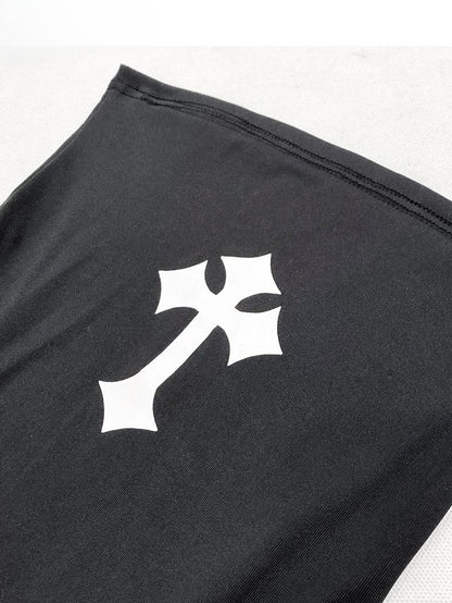 ほろ苦いクロップドクロスプリントの魅力的なストラップレスブラックバックトップレター