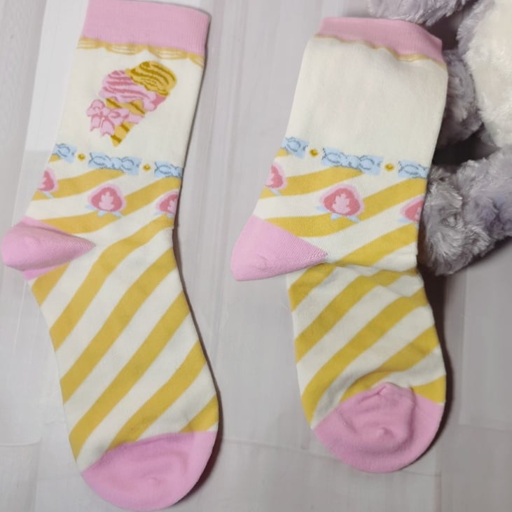 Rosa-gelbe süße Lolita-Wadensocken mit Schleife und Streifen