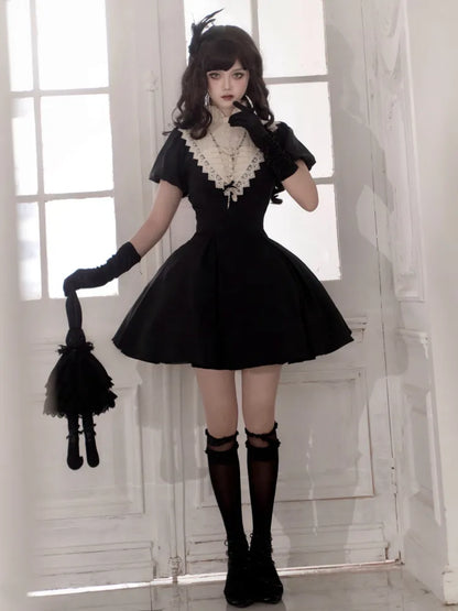 Schwarz-beiges Gothic-Nonnen-Lolita-Kleid mit Rüschenkragen, kurze Version