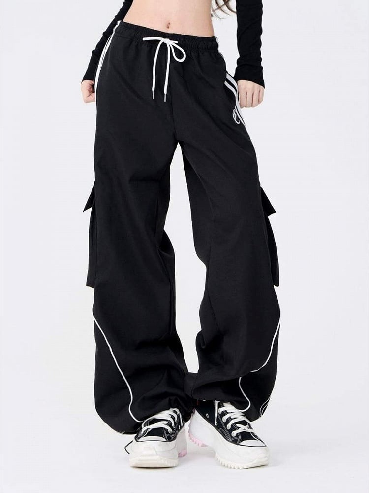Schwarze Cargohose mit weitem Bein und Kordelzug und praktischen Seitentaschen