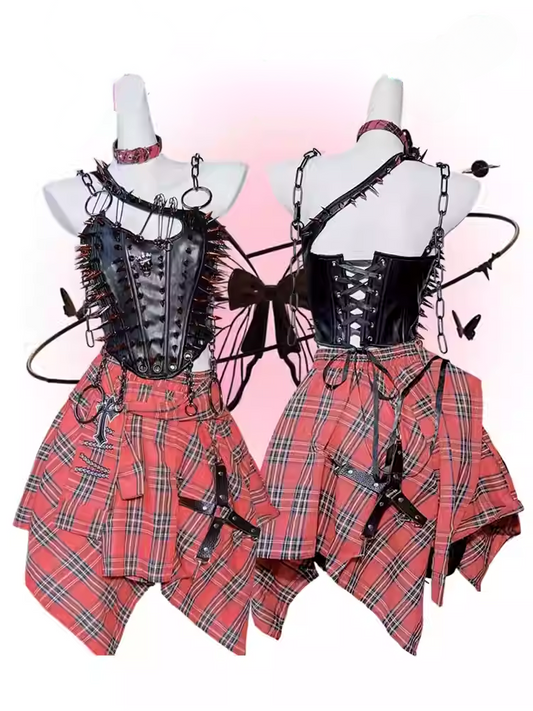 Schwarzes PU-Camisole-Top mit Punk-Nieten und Kettendetail und Schnürverschluss auf der Rückseite