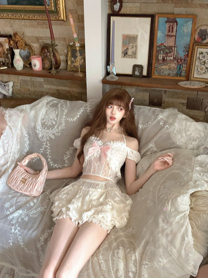 Weiße Träger mit Schleife, rosa, floral besticktes Top mit Puffärmeln zum Selbstbinden