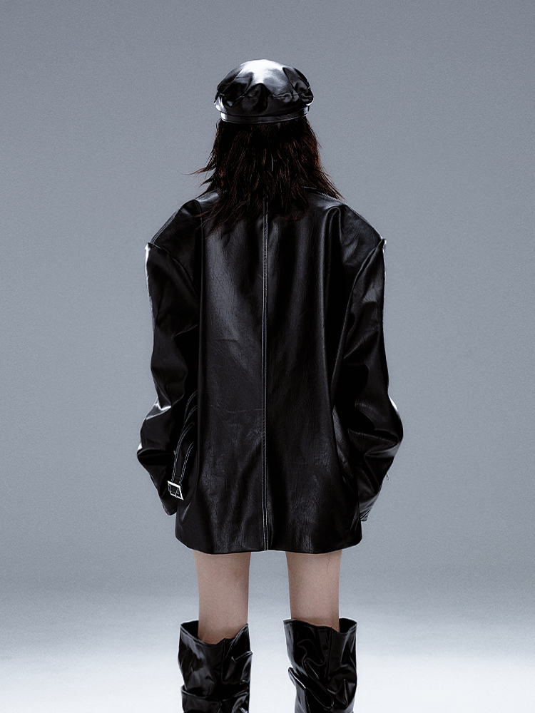 Details Schwarzer Anzug im PU-Punk-Design mit Reißverschluss und Metallmanschetten