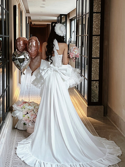 Weiße bodenlange Schleppe mit großer Schleife