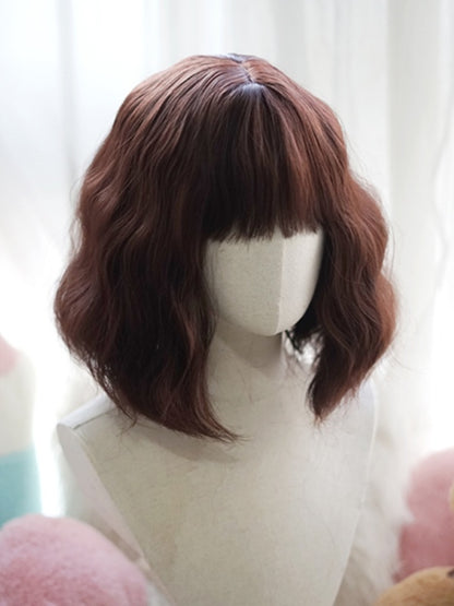 ダークブラウンの肩までの長さのウェーブウィッグ（前髪あり）