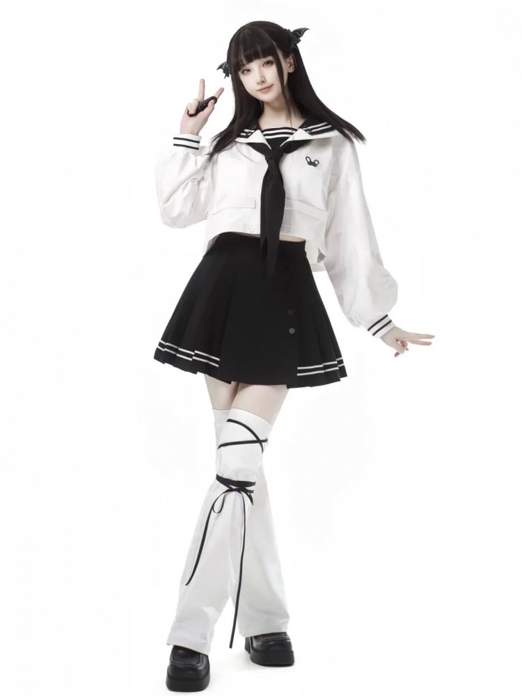 Weißes, kurz geschnittenes Sweatshirt mit Matrosenkragen und adrettem, besticktem Reißverschluss