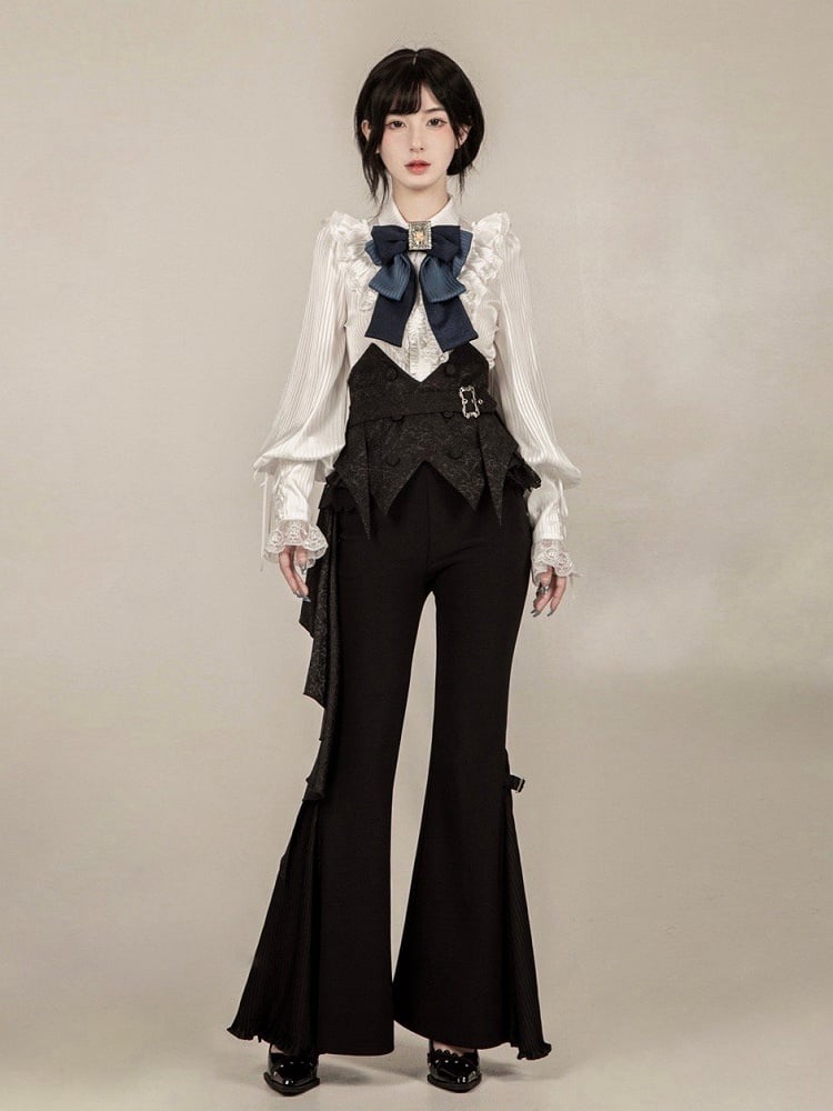 Ausgestellte schwarze Hosen mit Schnallen und Bundfalten