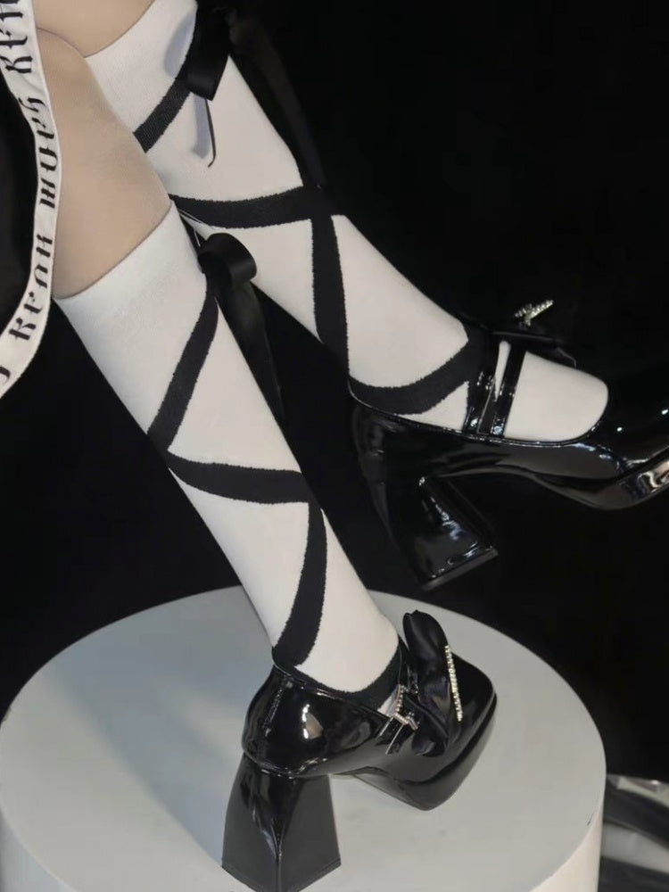 リボンプリントと蝶結びで飾られた膝丈ストッキング