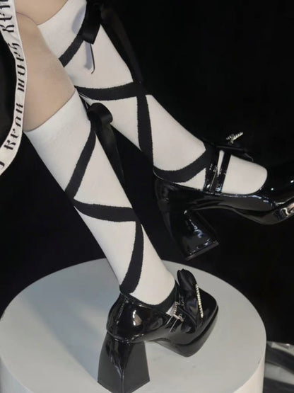 リボンプリントと蝶結びで飾られた膝丈ストッキング