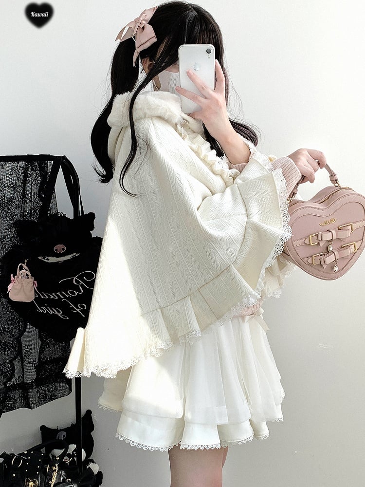 Jirai Kei – Kapuzenumhang mit roten Pompons und Schleifenakzenten im Landminenstil