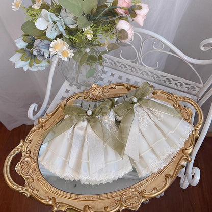 Beige und grüne Handmanschetten mit Schleife