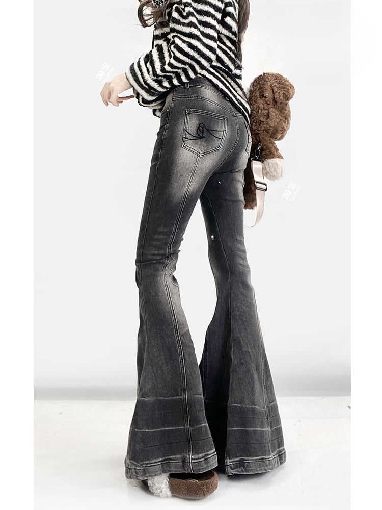 グレーのローウエストフレアシルエットジーンズ