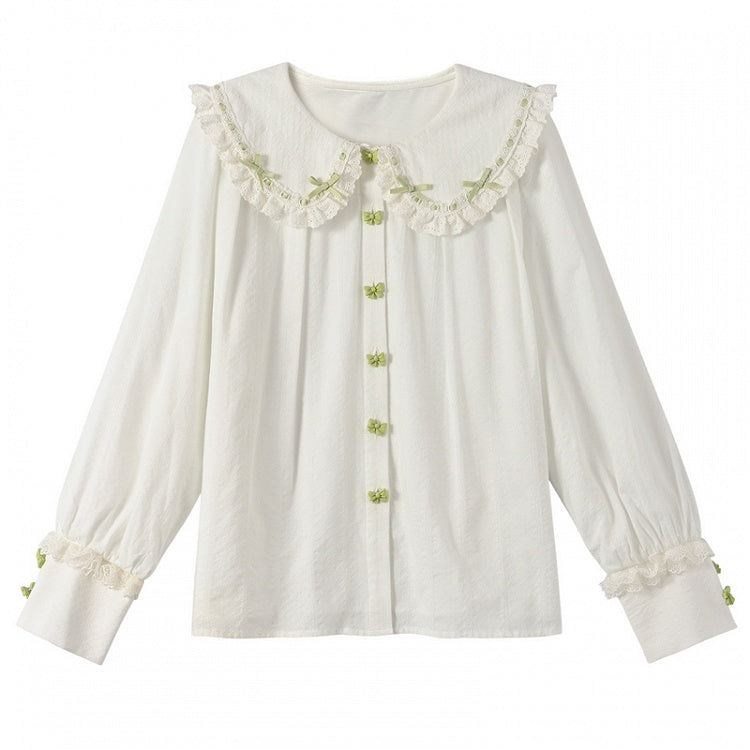 ホワイトレーストリム、丸みのあるフラットカラー、グリーンのリボンボタンブラウス