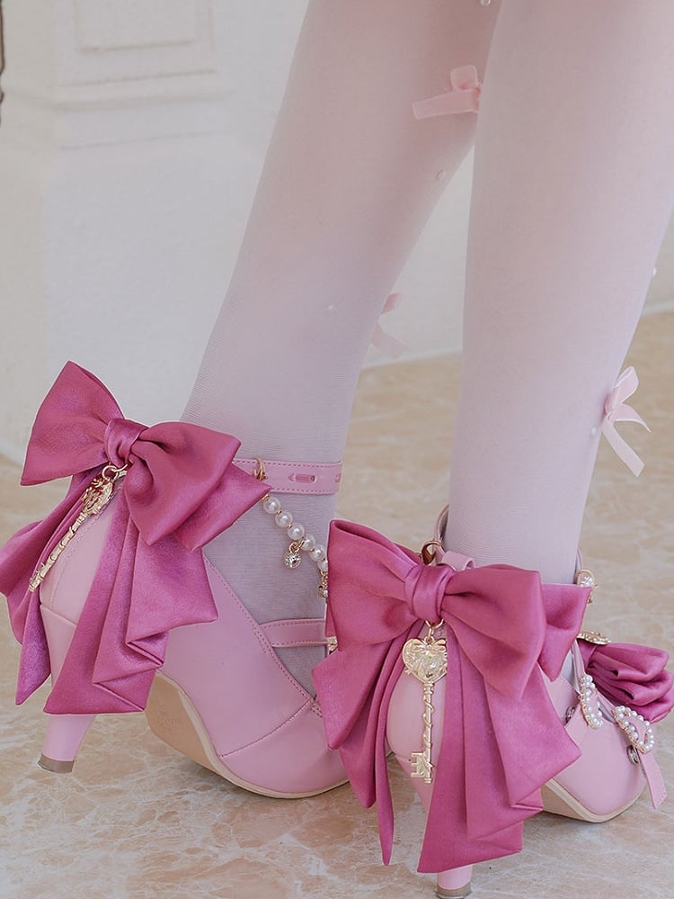 クリスクロストップにハートとローズのビーズリボンをあしらったピンクのチャーム