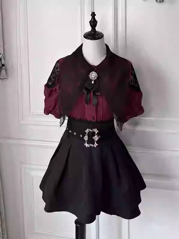 カットアウトリボンディテールのジライケイブラウス+赤い尖ったフラットカラーのプリーツショルダータイ