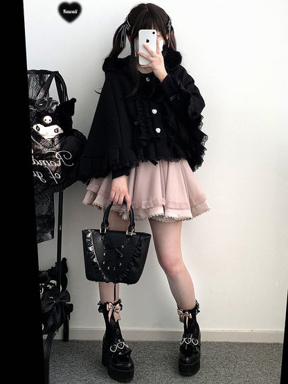 Jirai Kei – Kapuzenumhang mit roten Pompons und Schleifenakzenten im Landminenstil