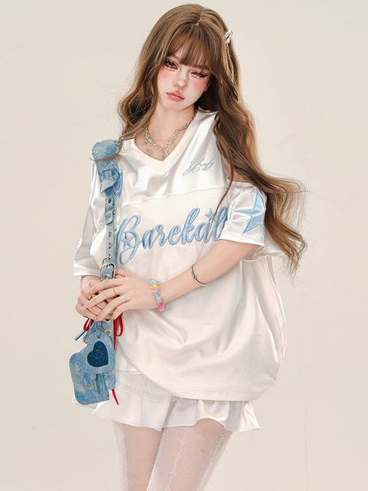 Sportliches T-Shirt mit V-Ausschnitt und Buchstaben in Weiß/Schwarz