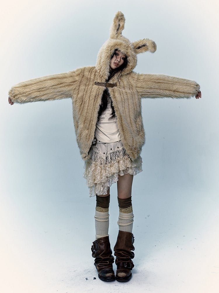 愛らしいウサギの耳が付いた黄色のシャギーコート