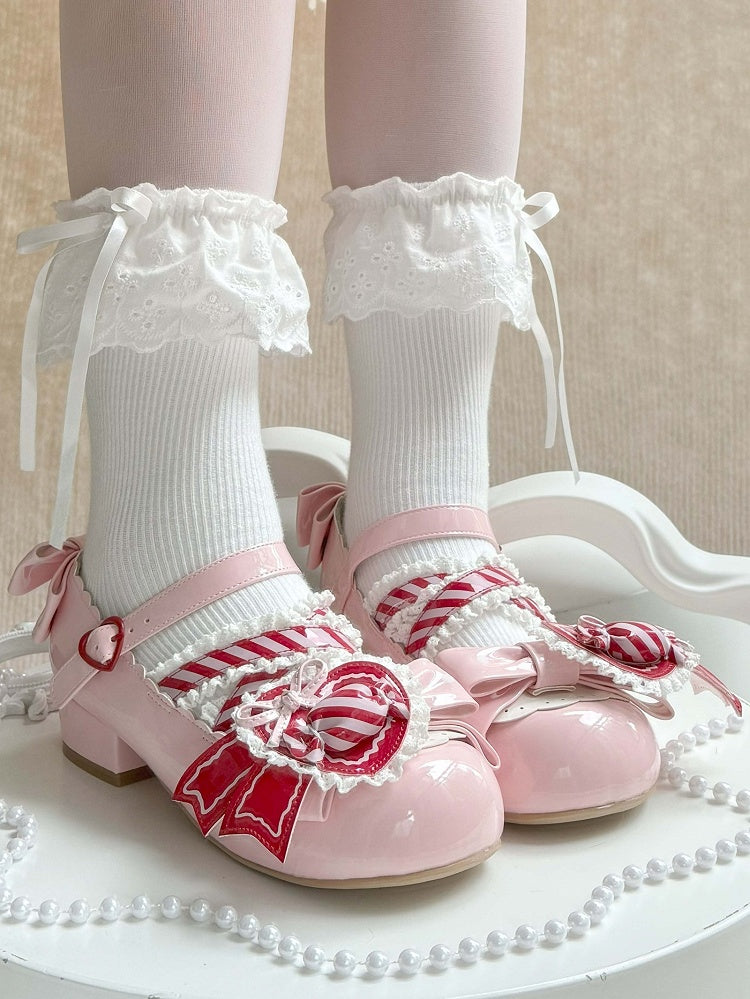 Janes Mary – Schuh mit kreuz und quer verlaufenden Clip-Riemen und Herzmotiv, tiefrot, gerüschte Spitze, rosa Design, süße runde Zehenpartie mit Schleifendetails