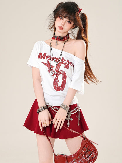 Buchstaben-T-Shirt mit Stern- und Glamour-Print, Ausschnitt in Weiß und Rot und asymmetrische Zahl