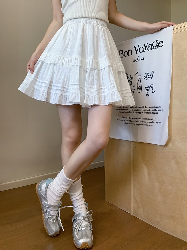 ホワイトのゴムウエスト、フリル裾のティアードスカート