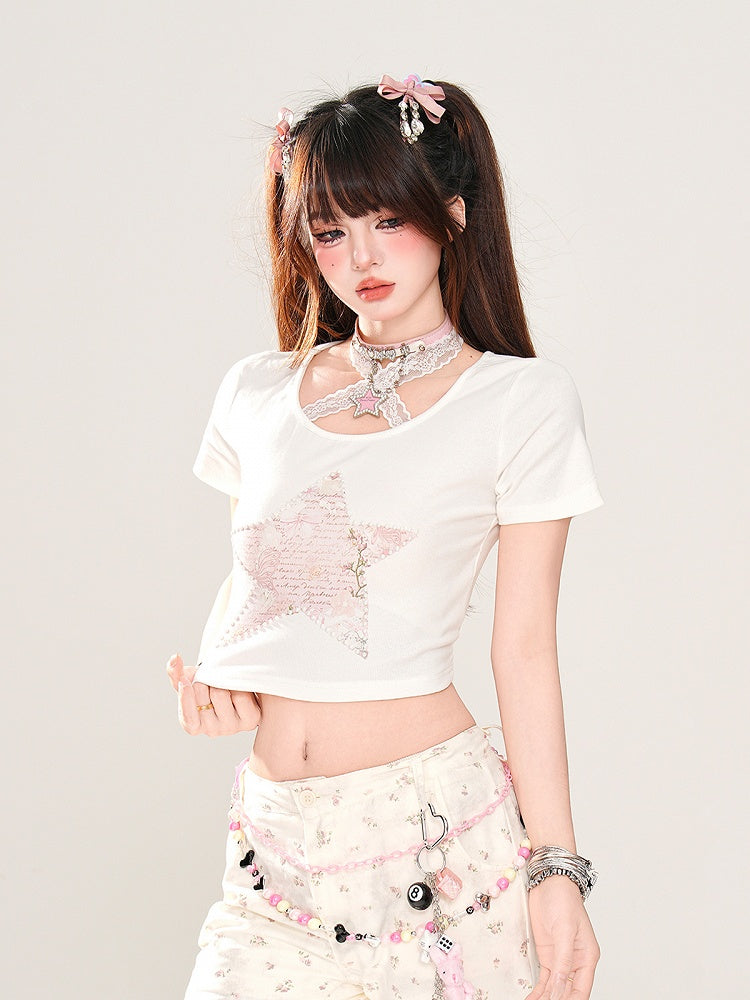 Glamorous Neck – Kurzes weißes Neckholder-T-Shirt aus Spitze mit Sternenprint