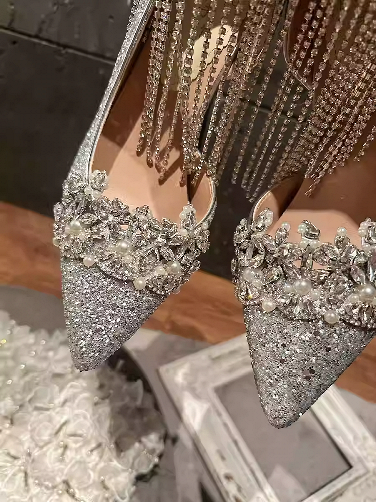Silberne High Heels mit spitzer Zehenpartie, Strass-Pailletten und Quaste