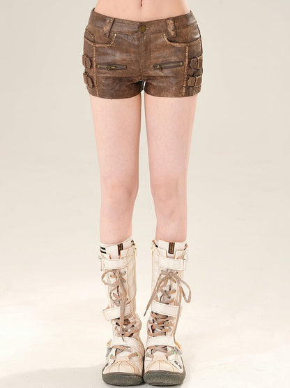 Verzierte braune Super Buckles Rise Low Mini Shorts