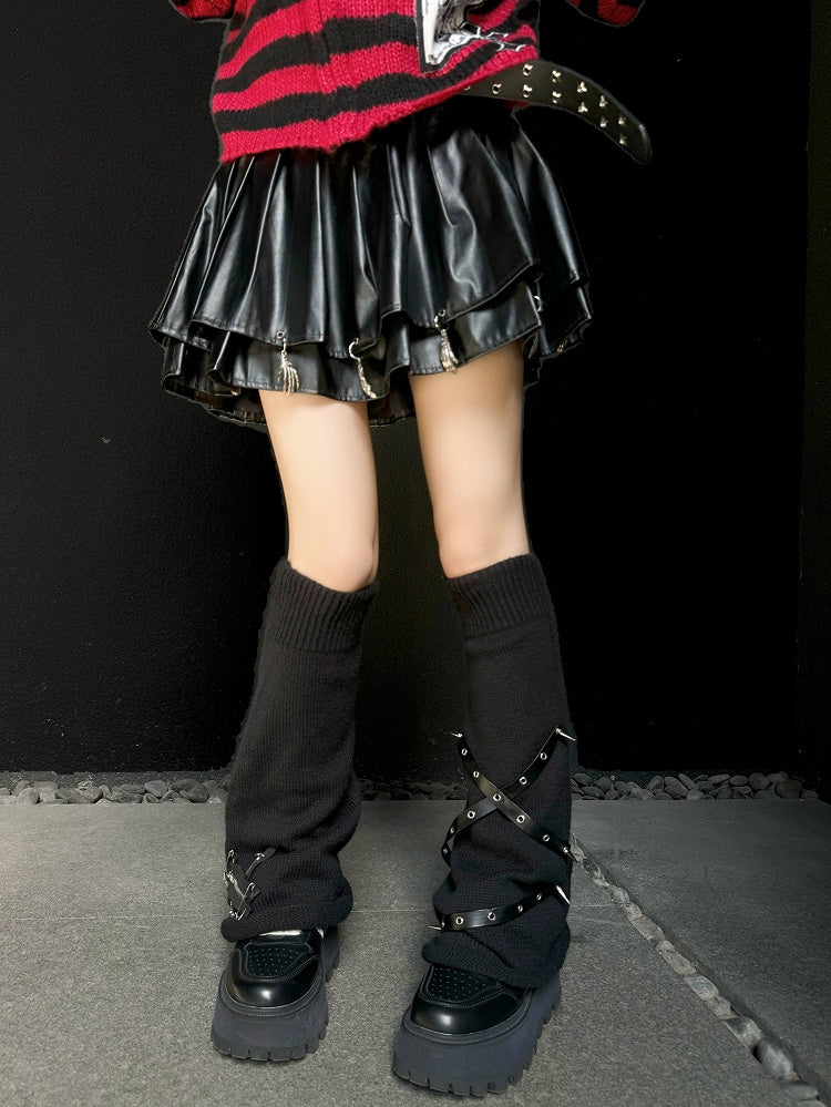 パンクなブラックジッパーとクロスストラップ、スタッズがあしらわれたニットレッグウォーマー
