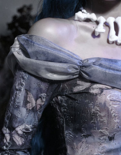 Staubblaues Top mit schulterfreiem Ausschnitt und Schmetterlingsdruck