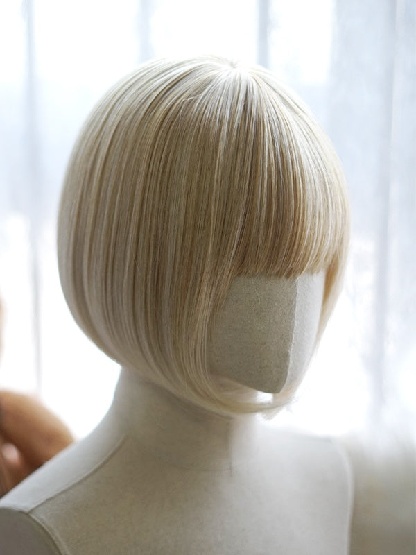 Hellblonde Bob-Perücke mit kurzem, glattem Schnitt und Pony