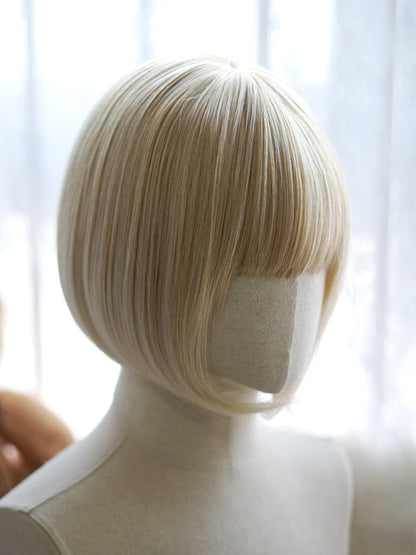 Hellblonde Bob-Perücke mit kurzem, glattem Schnitt und Pony
