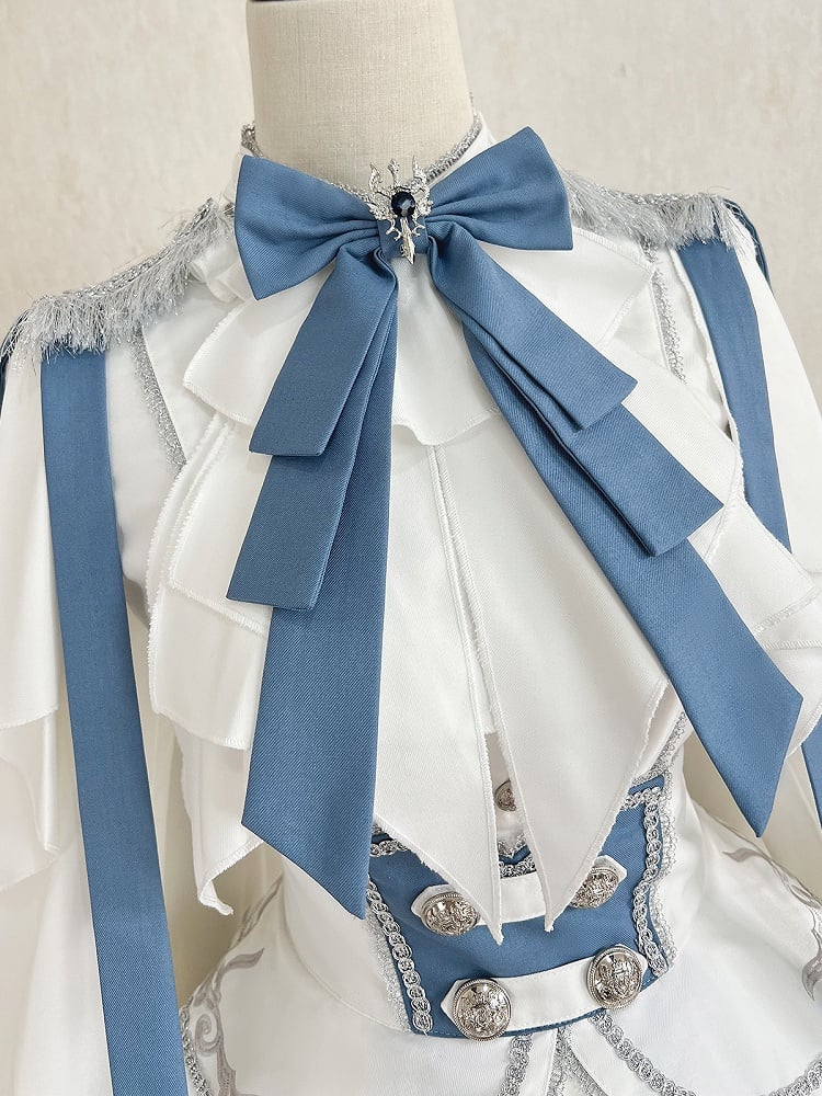 Weißes und blaues Militär-Lolita-Outfit, langärmliges Oberteil, hoch taillierter Rock