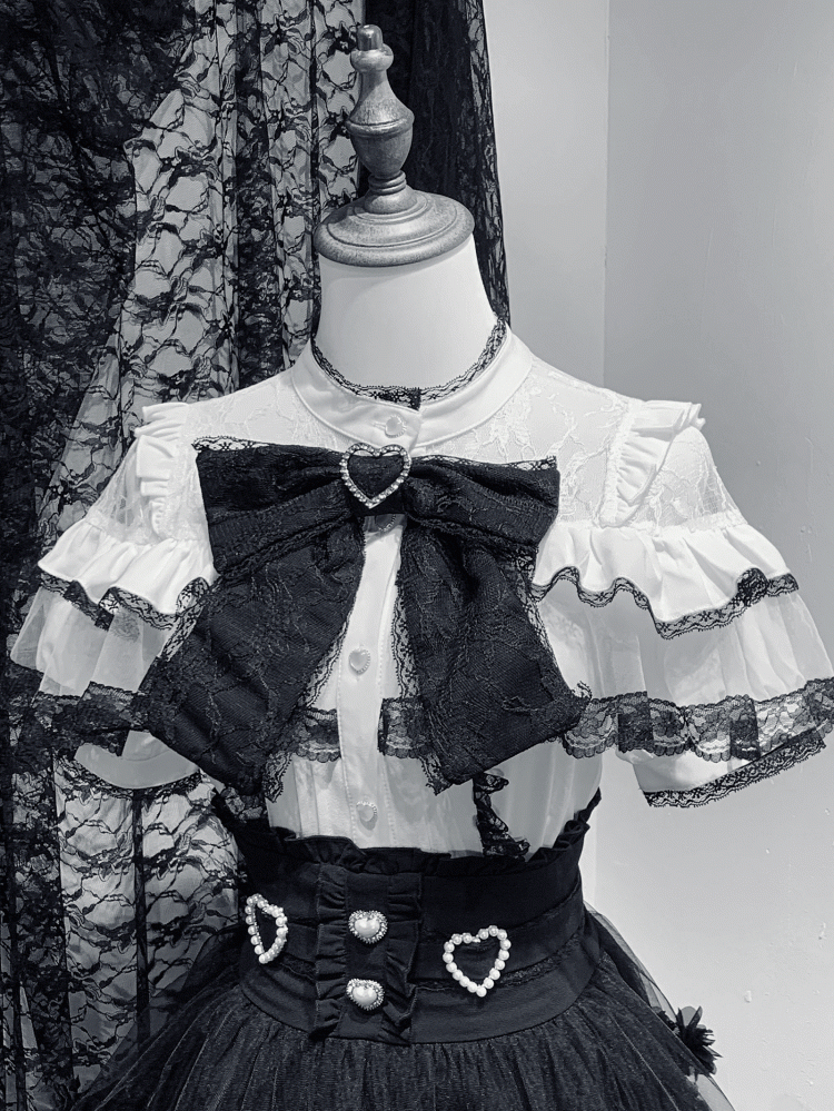 Ärmelbluse, Illusionsausschnitt, weißer kurzer Kontrast, schwarze Spitze mit Jirai Kei-Besatz