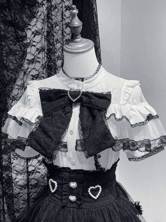 Ärmelbluse, Illusionsausschnitt, weißer kurzer Kontrast, schwarze Spitze mit Jirai Kei-Besatz