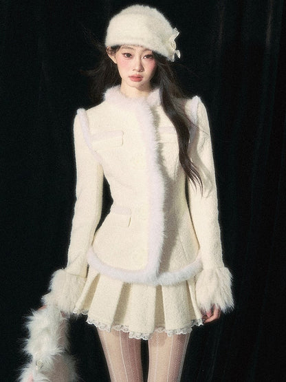 Apricotfarbene Jacquard-Wolljacke mit Blumenknopf und Plüschbesatz