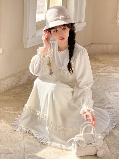 Weißes Kleid mit Schleifenakzenten, Rüschenausschnitt und langen Ärmeln